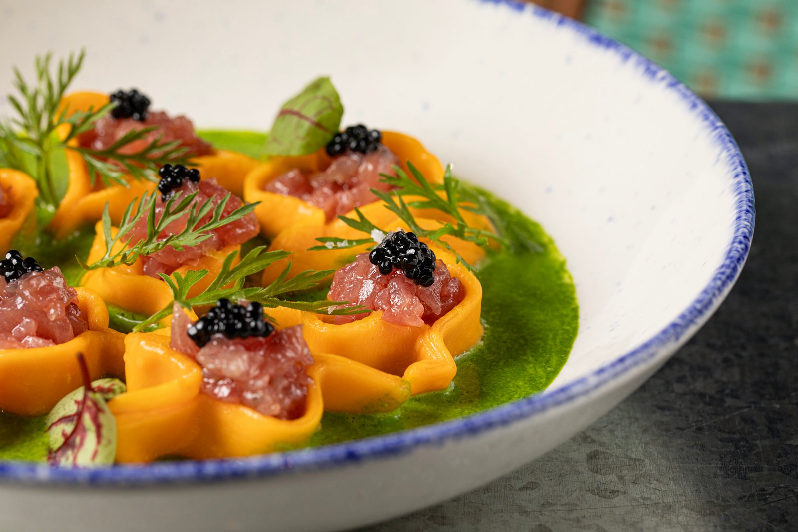 Tortellis recheados com mascarpone e pistache em emulsão de rúcula com tartar de atum fresco e ovas de mujol - Foto: Tati Frison