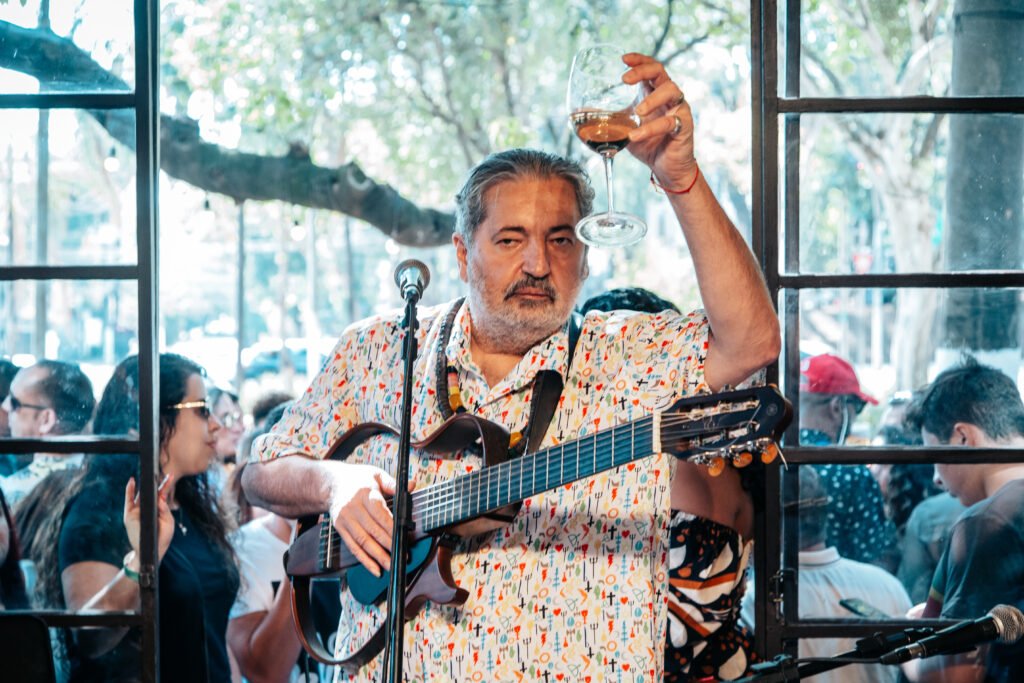 O cantor e compositor Moacyr Luz durante o Samba do Trabalhador, no Pirajá | Foto: Divulgação