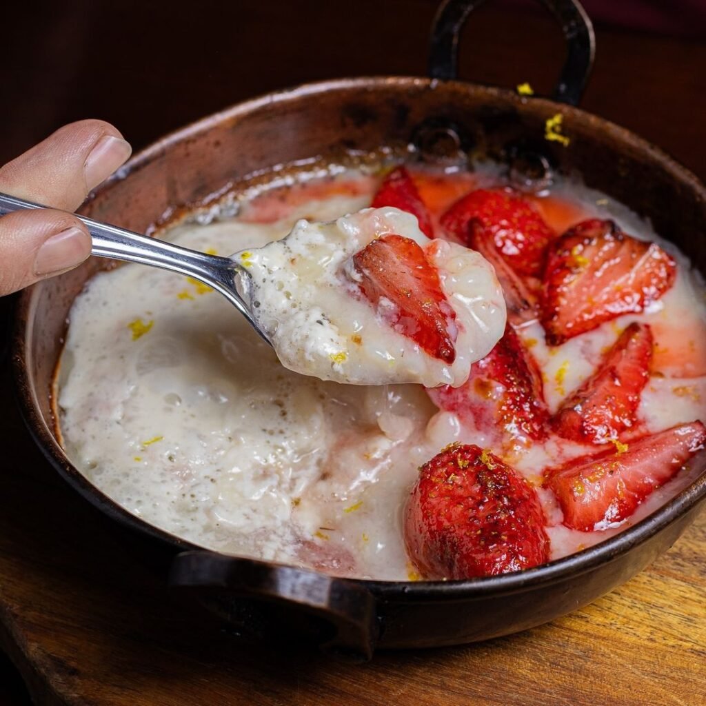 Foto do arroz doce com calda de morangos servido no Encontro de Sabores do Sancho | Foto: Divulgação