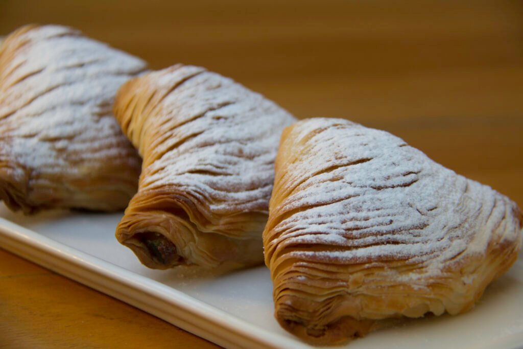 Com produção artesanal de 500 unidades no mês, a Sfogliatelle do Il Pastaio é recheada com ricota e frutas cristalizadas | Foto: Divulgação