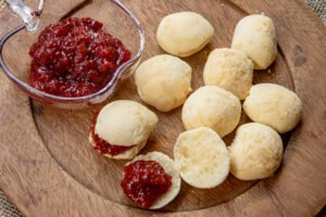 À La Romeu e Julieta, receita de pão de queijo recheado com goiabada rende 12 porções | Foto: Divulgação Baldoni