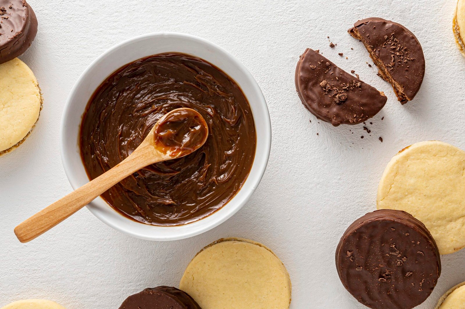 Alfajor recheado de doce de leite com cobertura de chocolate | Foto: Freepick