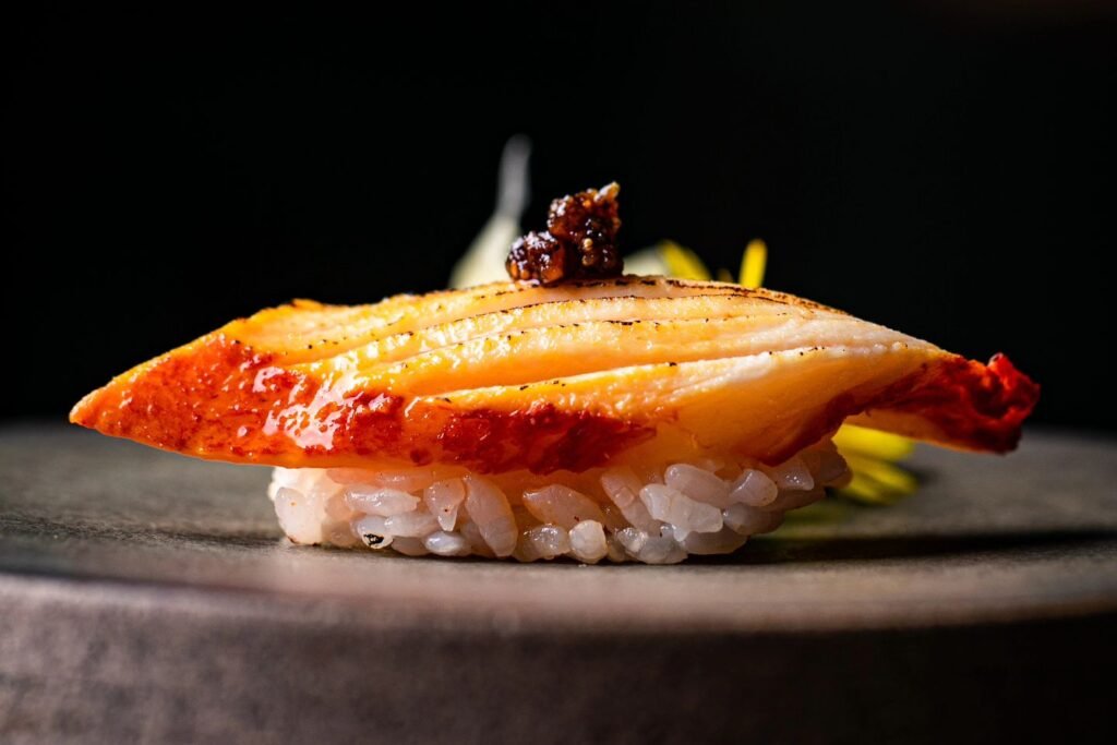 Com sabor marcante, o Haddock defumado se destaca de várias maneiras no omakase | Foto: Instagram @watanaberestaurante