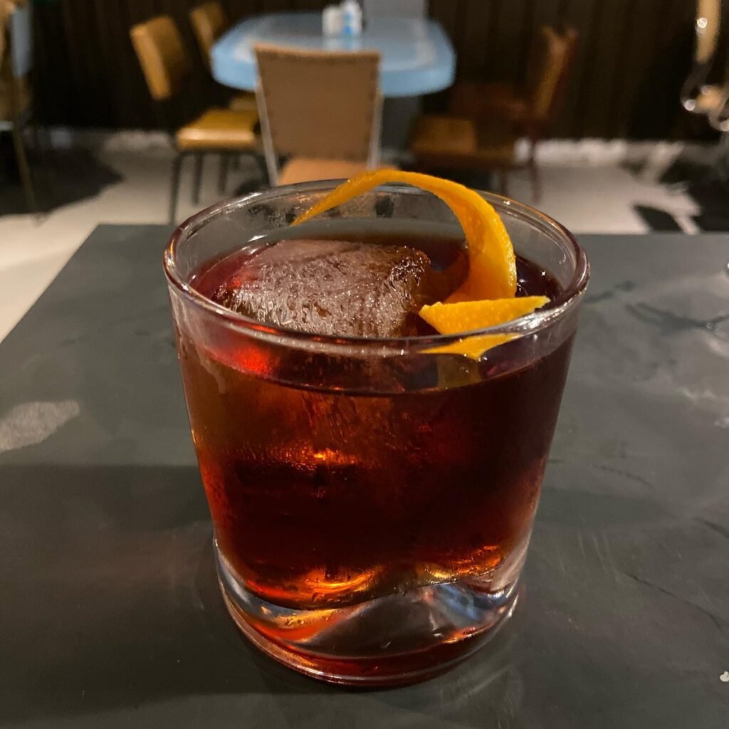 Elaborado com Cinzano ou Carpano, Negroni do Bar Gato Preto leva assinatura da bartender Pri Morales | Foto: Instagram @bar_gato_preto