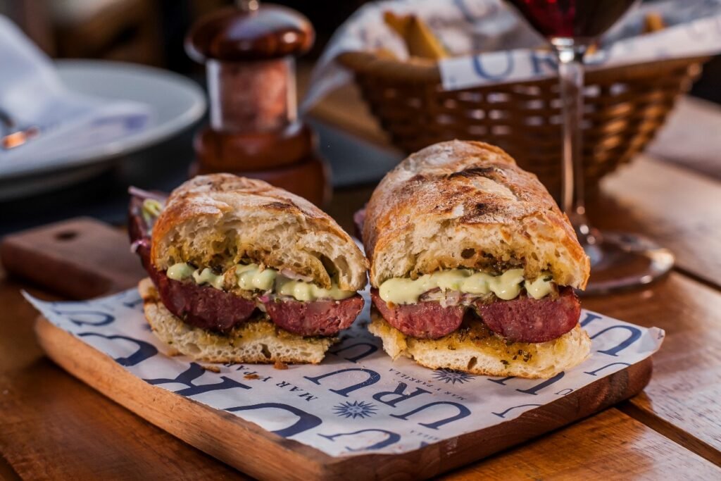 No Uru Mar Y Parrilla os pratos e lanches  são preparados na brasa | Foto: Elvis Fernandes