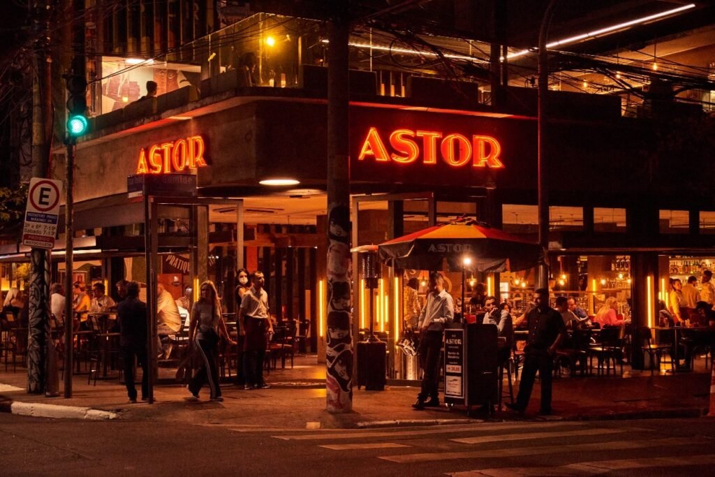 De alma boêmia, o bar Astor é referência na coquetelaria paulistana | Foto: Laís Acsa