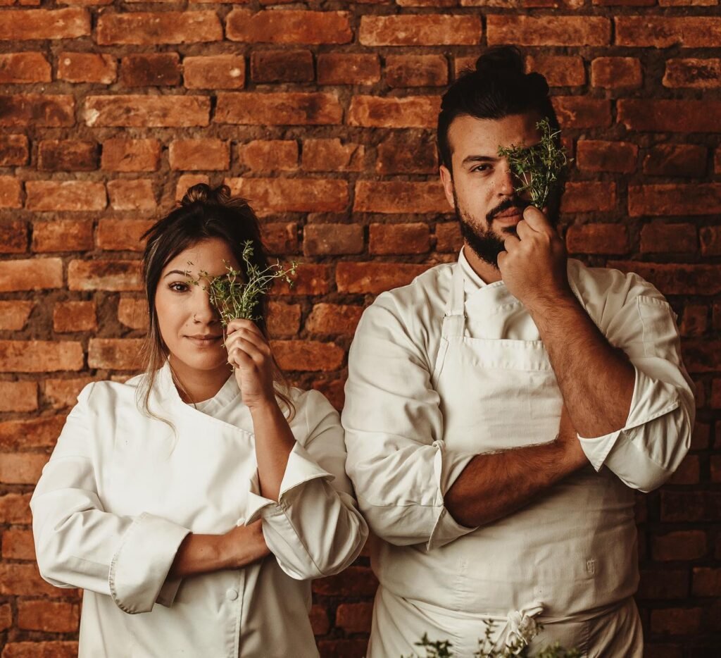 Dupla de chefes, Thais Rosa e Caique Mendes estão à frente da escola gastronômica Ma Cuisine | Foto: Instagram @macuisine.br