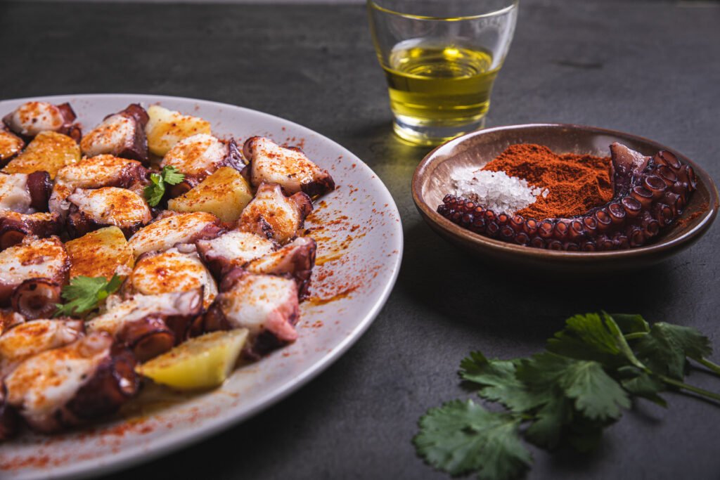 Receita típica da região norte da Espanha, o Pulpo à Gallega ganha releitura criativa no menu colaborativo | Foto: Freepick