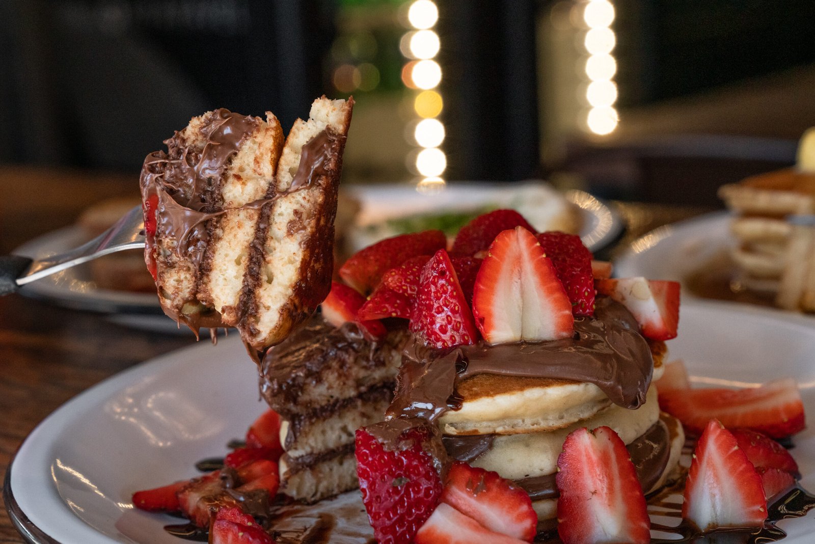 Nutella Pancakes do DCK Burguer traz quatro panquecas bem recheadas com o creme de avelã e morangos | Foto: Belle Ribeiro