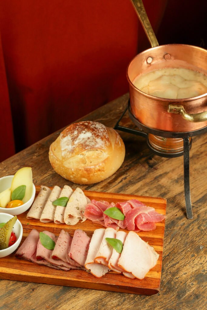 Fondue Italia acompanha tábua de frios ou vegetariana | Foto: Pedro Soares