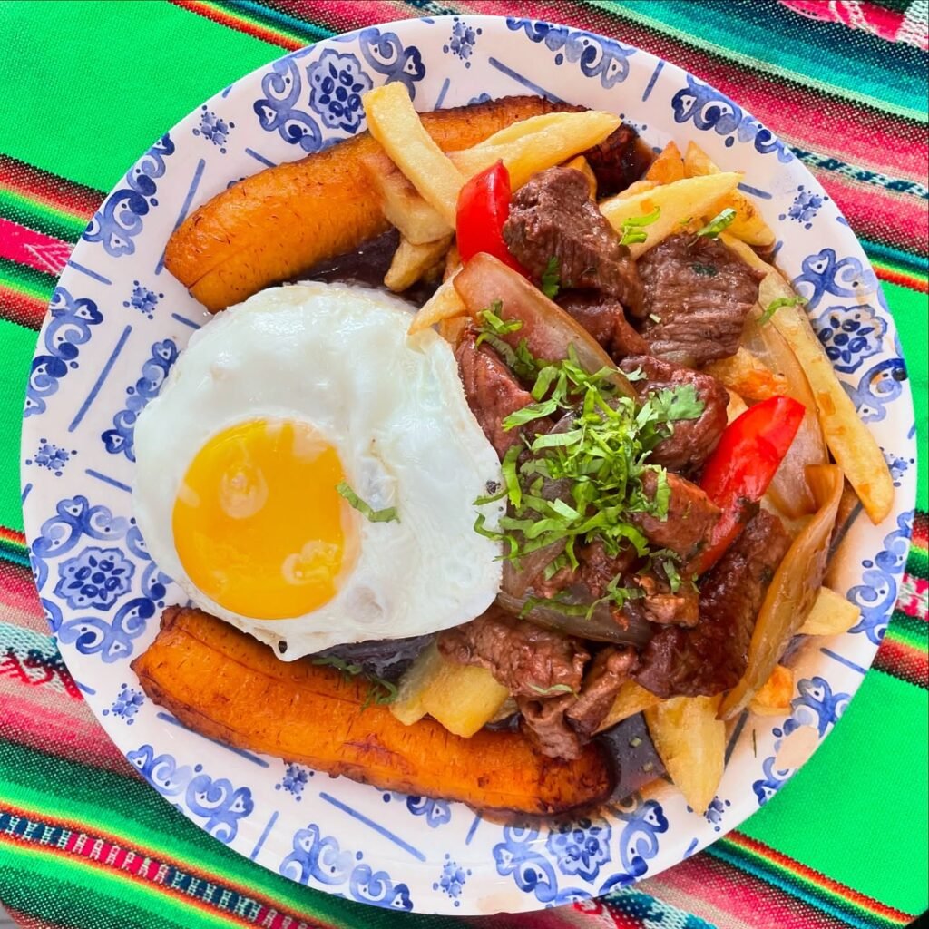 Prato típico andino, o Lomo a lo Pobre é um dos destaques da casa | Foto: Instragram @punto.peru