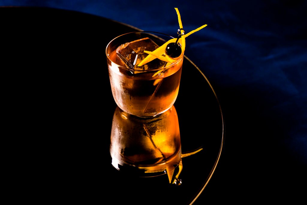 No Dia Mundial do Whisky, o bartender Robson Bonfim apresenta o drink Old Fashioned | Foto: Mário Rodrigues Jr.