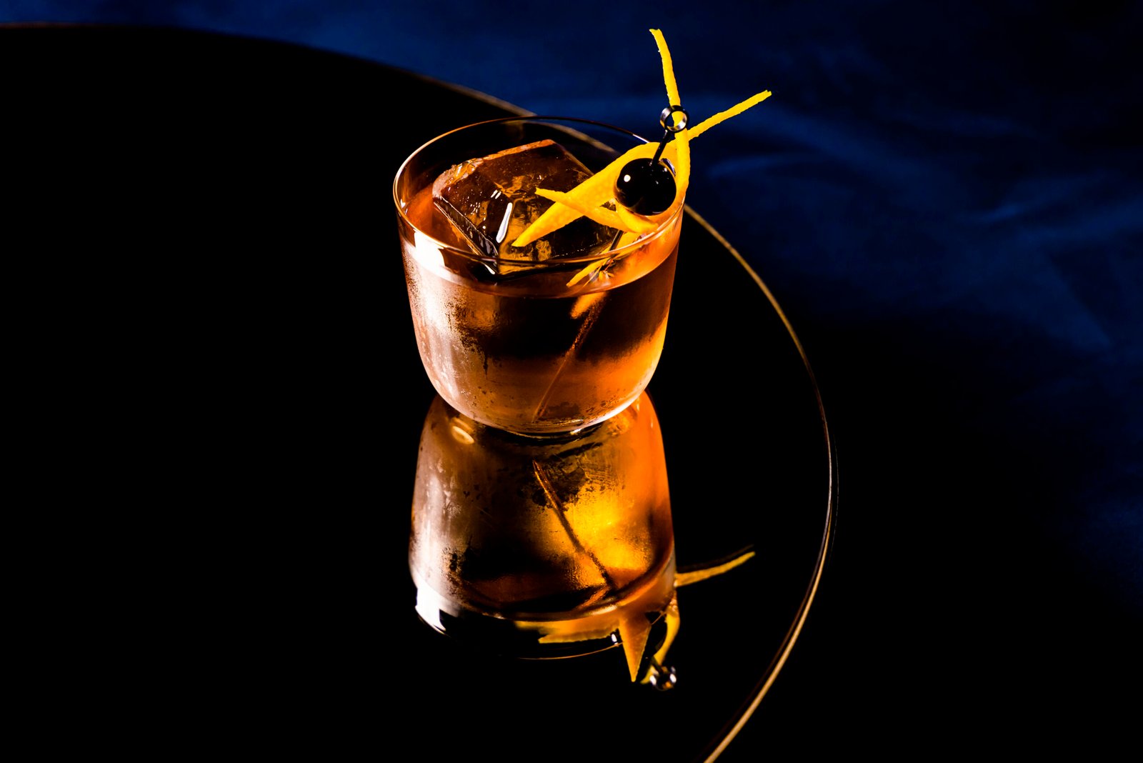 No Dia Mundial do Whisky, o bartender Robson Bonfim apresenta o drink Old Fashioned | Foto: Mário Rodrigues Jr.
