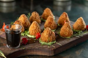 Coxinha de Pernil da chef Mari Horbach, conhecida como 'Rainha dos Botecos de SP' | Foto: Glauco Epov