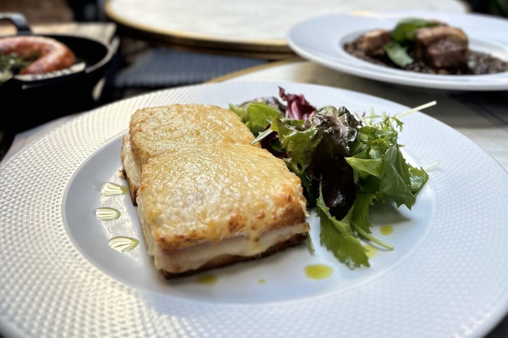 Croque Monsieur e salada | Foto: Agência Lado A