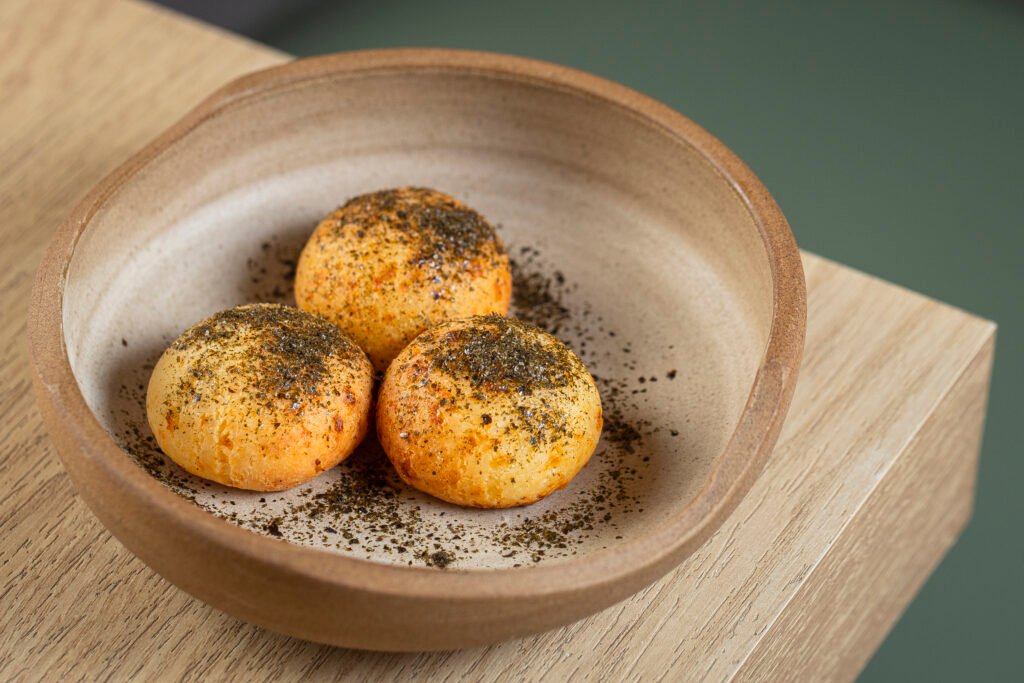Pão de queijo com nori | Foto: Neuton Araujo