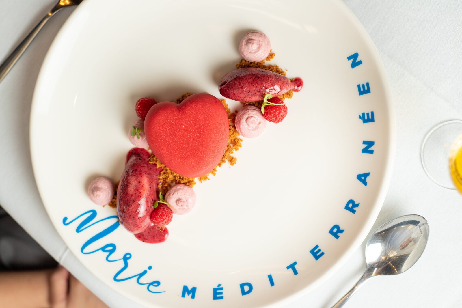 Entremet de Framboesa é a sobremesa do Marie Méditerranéen para o Dia dos Namorados | Foto: Rafael Ferreira