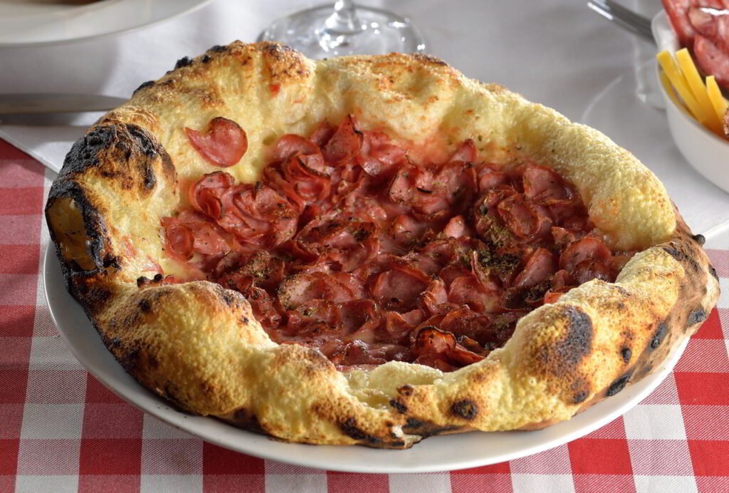 Pizza Castelões, que leva o nome da cantina centenária | Foto: Mauro Holanda