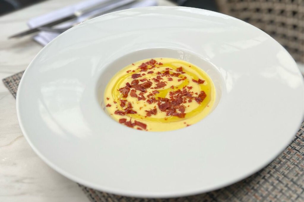 Creme de mandioquinha com chips de presunto parma | Foto: Divulgação