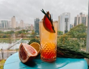 Foto do drink Osaka Flower, servido na rede Pobre Juan | Foto: Divulgação