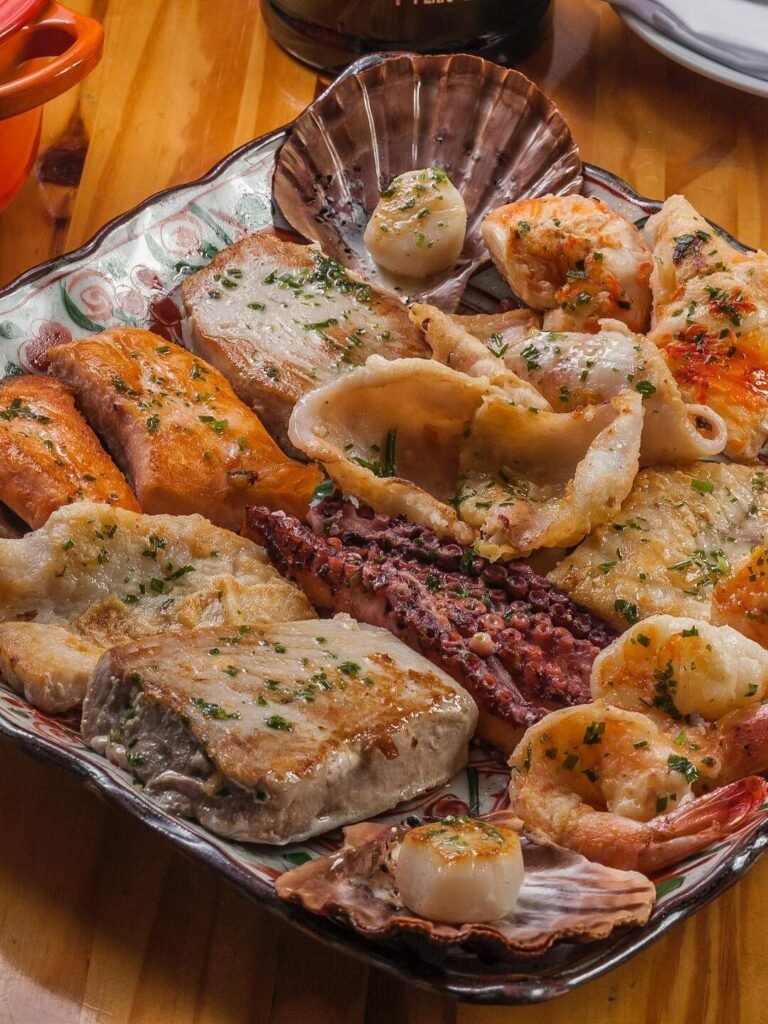 Grelhado à Sete Mares Lagosta à Thermidor | Patinhas de Caranguejo empanadas e fritas servidas com molho rosé | Foto: Elvis Fernandes/ Instagram @mexilhaorestaurante