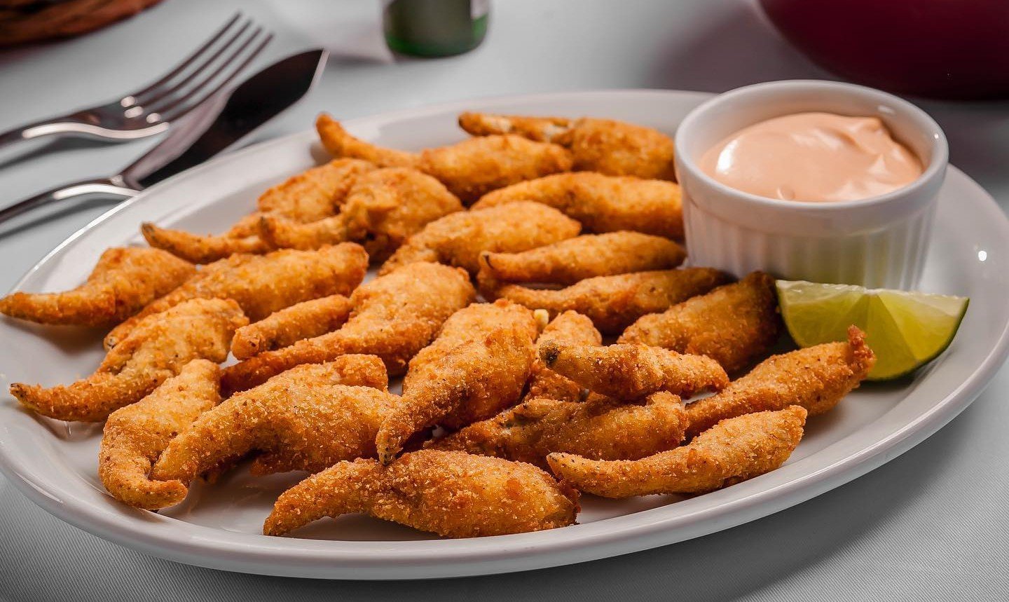 Patinhas de Caranguejo empanadas e fritas servidas com molho rosé | Foto: Elvis Fernandes/ Instagram @mexilhaorestaurante
