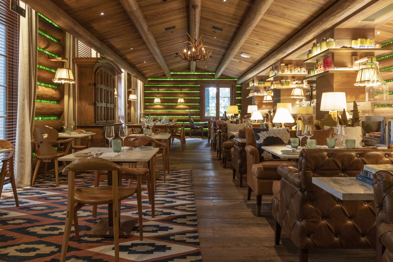 Localizado no térreo do Rosewood, o Blaise traz decoração aconchegante inspirada nos Alpes | Foto: Divulgação