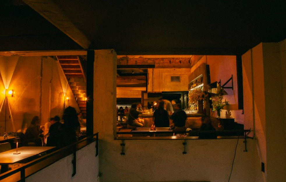 O ambiente intimista e contemporâneo reflete a nova fase de D’Agostino, com paredes de cimento, luz suave e um piano de cauda | Foto: Divulgação