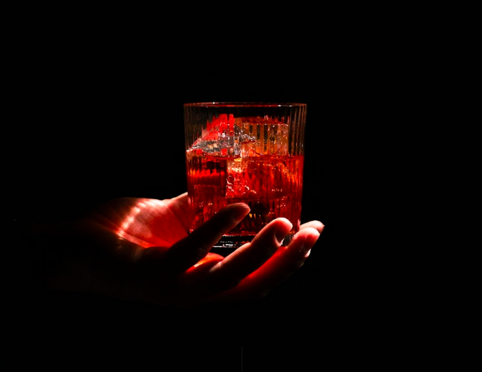 Na carta, destaque para releituras do Negroni e para a seção “Saudades, Apothek!”, homenagem ao lendário bar paulistano | Foto: Divulgação