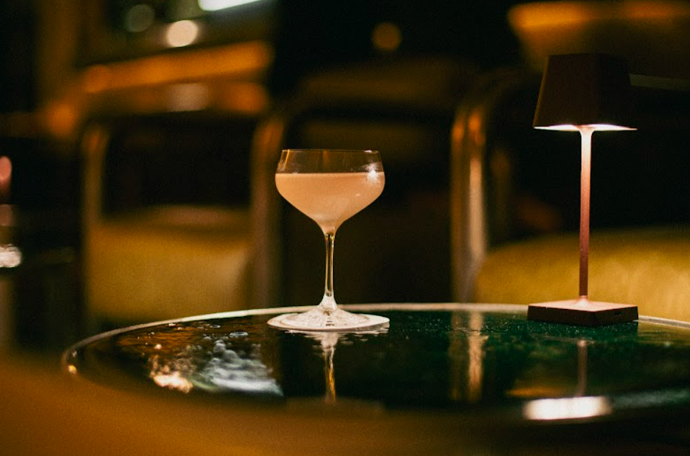 Alê D’Agostino e Lívio Poppovic comandam o balcão do novo bar na Vila Buarque, que une criações autorais e clássicos atemporais | Foto: Divulgação