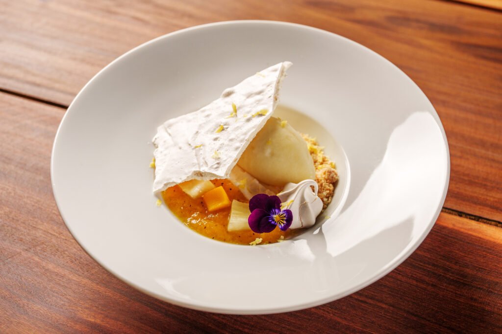 Brasília combina merengue tropical com farofa e creme de coco, sorbet de cupuaçu, geleia de frutas tropicais e suspiro | Foto: Divulgação
