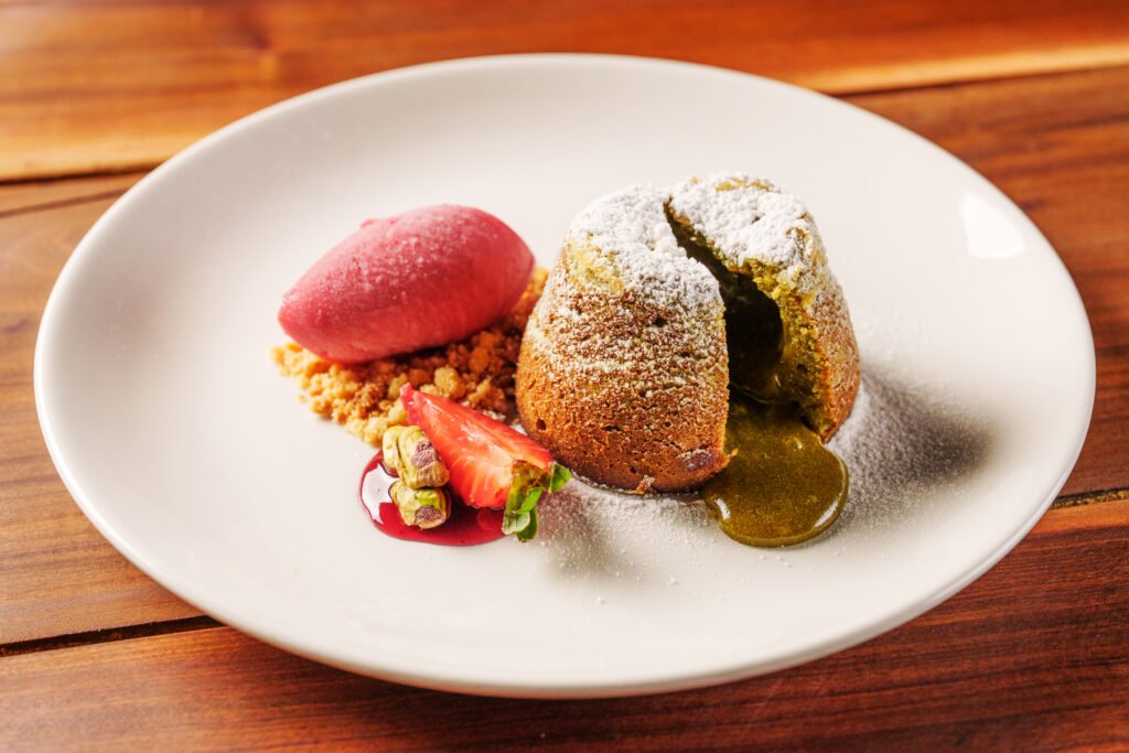 Petit Gâteau ganha o sabor de pistache e acompanha sorbet artesanal de framboesa | Foto: Divulgação
