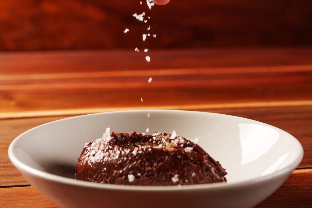 Mousse de chocolate Santiago é finalizada com azeite e sal Maldon | Foto: Divulgação